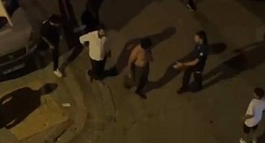 İstanbul - Sultangazi'de iki ailenin sokakta bıçaklı sopalı kavgası kamerada: 1 yaralı