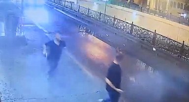 İstanbul-Taksim'de turiste kapkaç kamerada