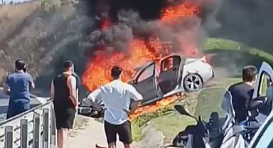 İstanbul - Ümraniye'de kaza yapan otomobil alev alev yandı