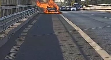 İstanbul - Ümraniye'de otomobil alev alev yandı