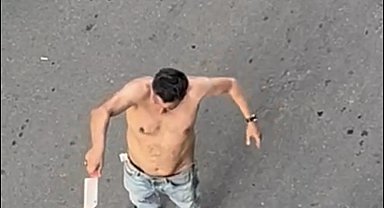 İstanbul - Üsküdar'da satırla park halindeki araçlara zarar veren kişi kamerada