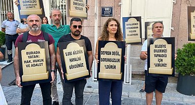 İzmir'de, kooperatif mağdurlarından 'mezar taşı' dövizli eylem