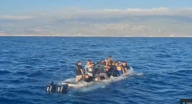 İzmir'de su alan bottaki 36 kaçak göçmen kurtarıldı; o anlar kamerada