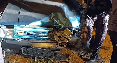 Jandarmadan kaçarken otomobille kaza yaptılar; 3 yaralı