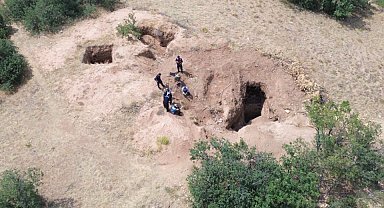 Kaçak kazı yapan 4 kişi fotokapana yakalandı; jandarmanın operasyonu dron kamerasında