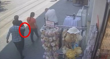 Kadının cüzdanını çalan şüpheliyi güven timleri yakaladı; hırsızlık kamerada