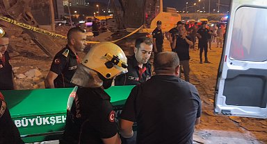 Kahramanmaraş'ta ağır hasarlı bina yıkılırken çöktü, enkaz altında kalan operatör öldü