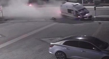 Kaldırıma çarpan ambulanstaki 3 sağlık çalışanı yaralandı; kaza kamerada