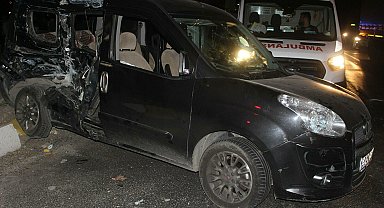 Kamyon ile hafif ticari araç çarpıştı; 1 ölü, 2'si ağır 8 yaralı
