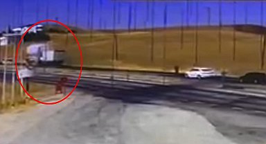 Kamyona arkadan çarpan TIR'ın şoförü öldü ; kaza kamerada