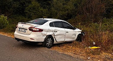 Kamyonetin sıkıştırdığı otomobil ağaçlık alana savruldu; 5 yaralı