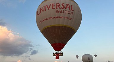 Kapadokya'da balonlar, Türk bayrakları ile havalandı