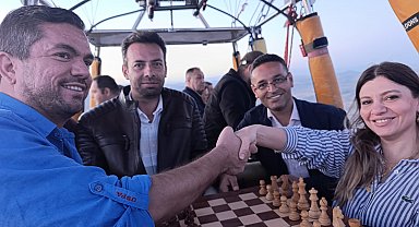 Kapadokya'da gökyüzünde satranç maçı yaptılar