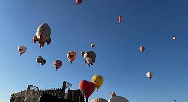 Kapadokya'da özel figürlü balonlar, gökyüzünü renklendirdi