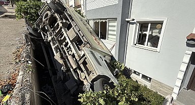 Karabük'te freni boşalan kamyonet apartmanın bahçesine düştü