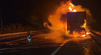 Kargo şirketi kamyonu alev alev yandı