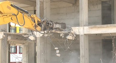 Karot beton dayanımının yetersiz olduğunu öğrenen müteahhit, 5 katı tamamlanan binayı yıktırdı