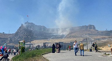 Kars Kalesi eteklerinde ot yangını