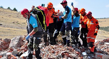 Kars'ta AFAD'dan gerçeğini aratmayan deprem tatbikatı