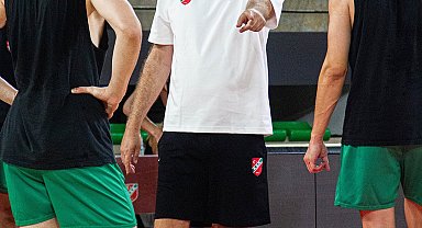 Karşıyaka potada parkeye indi