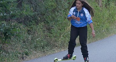 Kayaklı koşu takımı sporcuları, 40 derecede asfalt yolda çalışıyor