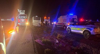 Kayseri'de yolcu otobüsü refüjdeki ağaçlara çarptı: 1 ölü, 13 yaralı