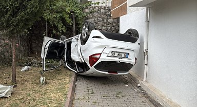 Kaza sonrası savrulan otomobil apartman bahçesine düştü: 3 yaralı