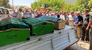 Kazada ölen anne ile 10 yıl önce böbreğini verdiği oğlu ve kızı toprağa verildi