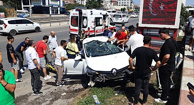 Kazada otomobilde sıkışan sürücü ağır yaralandı