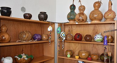 Kemerhisarlı kadınlar, atık malzemeleri süs eşyalarına dönüştürüyor