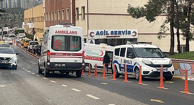 Kendisine bıçakla saldıran oğlunu av tüfeğiyle vurdu