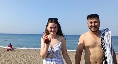 Kına geleneği için davul ve zurna eşliğinde plaja geldiler; damat denize atıldı