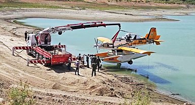 Kırıma uğrayan yangın söndürme uçağı gölden çıkarıldı