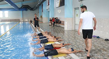Kirli derede yüzen çocuklar, havuza davet edildi