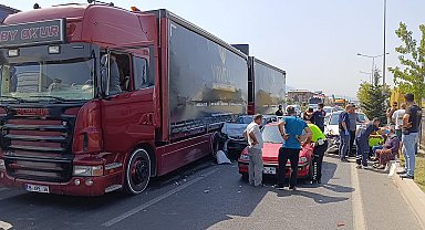 Kırmızı ışıkta bekleyen araçlara çarpan otomobilin sürücüsü ile eşi yaralandı