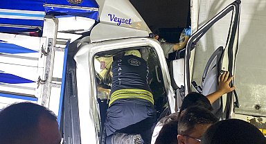 Kocaeli'de kamyona çarpan kamyonetin şoförü öldü
