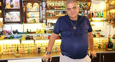 Koleksiyonunda, 1886'dan bugüne 3 bin kolonya şişesini bir araya getirdi