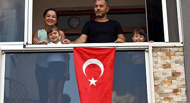 Konteynerden çıkardıkları bayrağı temizleyip evlerinin balkonuna astılar