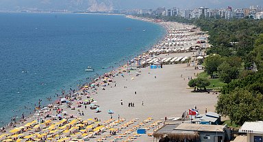 Konyaaltı Sahili'nde hafta sonu yoğunluğu