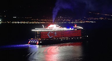 Kruvaziyer, gövdesine Türk bayrağı yansıtarak Çanakkale'yi selamladı