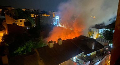 Kuaför dükkanı yangında kullanılamaz hale geldi