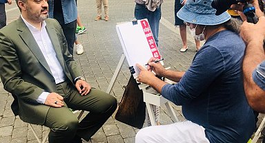 Kültürpark'ta aynı ağacın altında 55 yıldır karikatür çiziyor