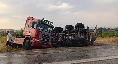 Kum yüklü TIR devrildi, sürücü yaralandı