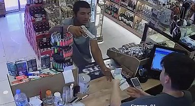 Kurusıkı tabancayla büfe soygunu kamerada