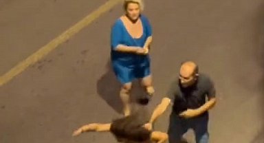 Kuşadası'nda tartıştığı 2 kadını darbetti; o anlar kamerada