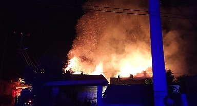 Kütahya'da çıkan yangında 3 ev kullanılamaz hale geldi