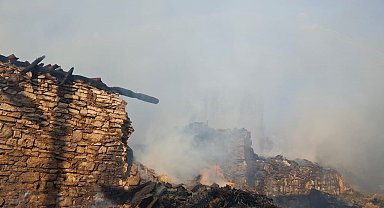 Kütahya'da ev yangınında alevler bitişikteki 4 eve daha sıçradı