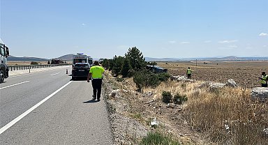 Kütahya'da lastiği patlayan hafif ticari araç tarlaya uçtu; 4 yaralı