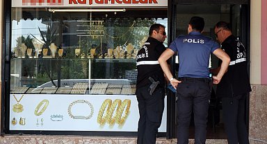 Kuyumcudan 750 bin liralık bilezik çalıp kaçtı