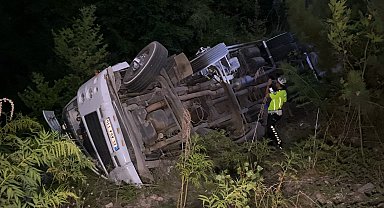 Lastiği patlayan biber yüklü kamyon şarampole devrildi: 3 yaralı